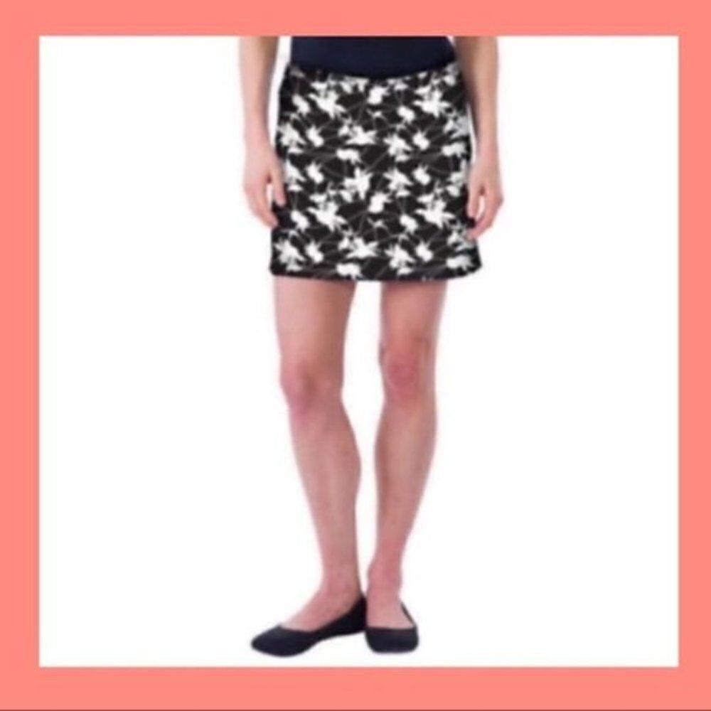 *30off3* NWOT. TRANQUILITY black and White Skort